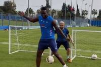 Der ehemalige Stürmer-Superstar Mario Balotelli zaubert im Training bei Adana Demirspor mit der Hacke.