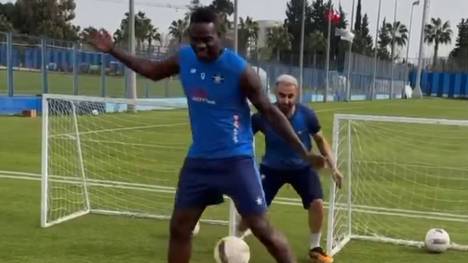 Der ehemalige Stürmer-Superstar Mario Balotelli zaubert im Training bei Adana Demirspor mit der Hacke.