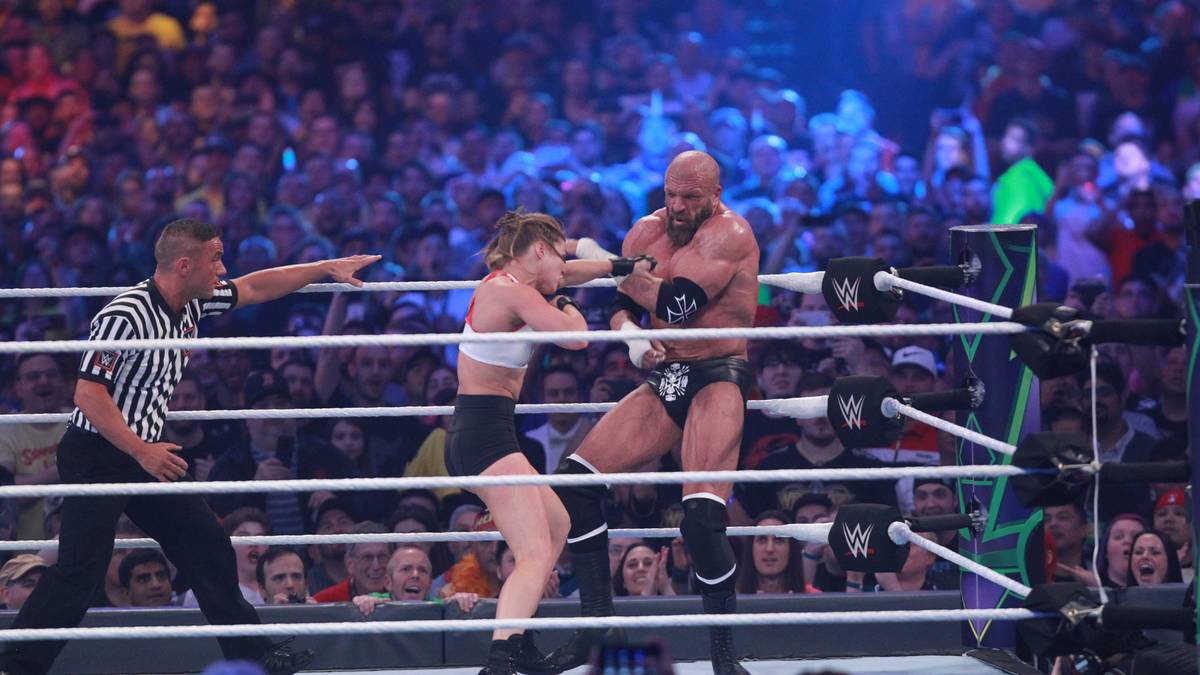 Auch ihr männlicher Gegner bekommt eine Ladung ab