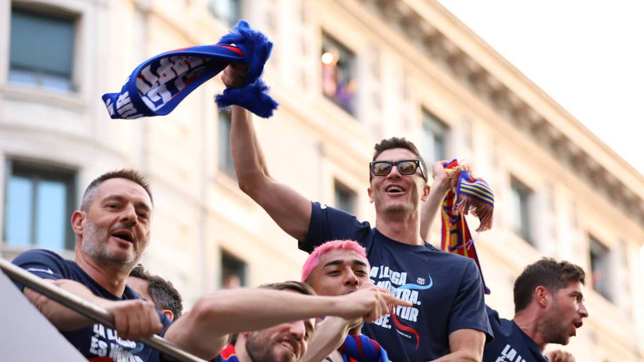 FC Barcelona: 76.000 Fans! Robert Lewandowski und Co. auf Bustour gefeiert