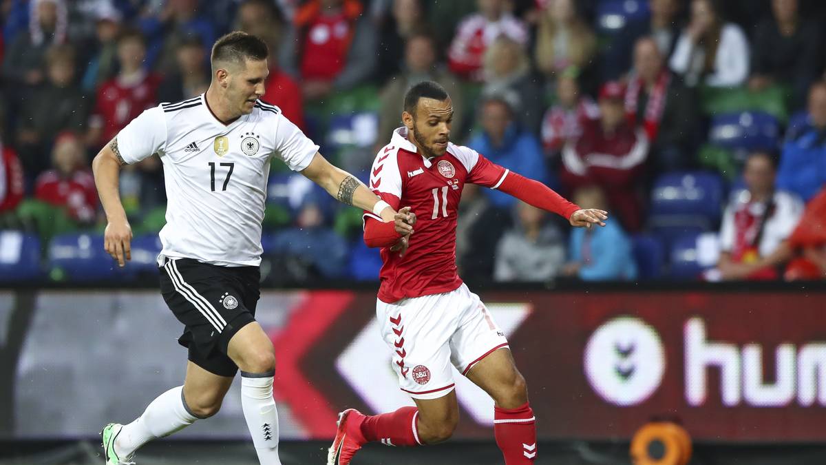 Bremen soll nämlich beim FC Middlesbrough wegen Martin Braithwaite (r.) angefragt haben. Aber der Zweitligist will den dänischen Nationalspieler nicht abgeben oder ausleihen. "Im Moment hat keiner, der sich wegen Leihgeschäften gemeldet hat, eine Chance – wir werden keine Spieler abgeben", sagt Trainer Tony Pulis