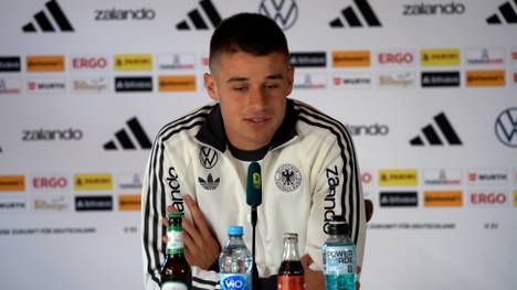 Deutschland oder Italien? Nicolo Tresoldi hat sich noch nicht festgelegt - und offenbart das auch in einem Gespräch mit Jürgen Klopp. Dann kommt es zu einem Hin und Her mit einem Reporter.