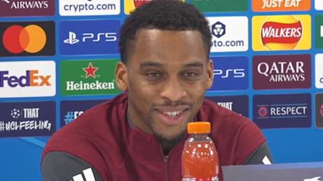 Jurrien Timber blickt auf das Duell gegen den FC Bayern München und erwartet ein hartes Duell gegen die Münchener. 