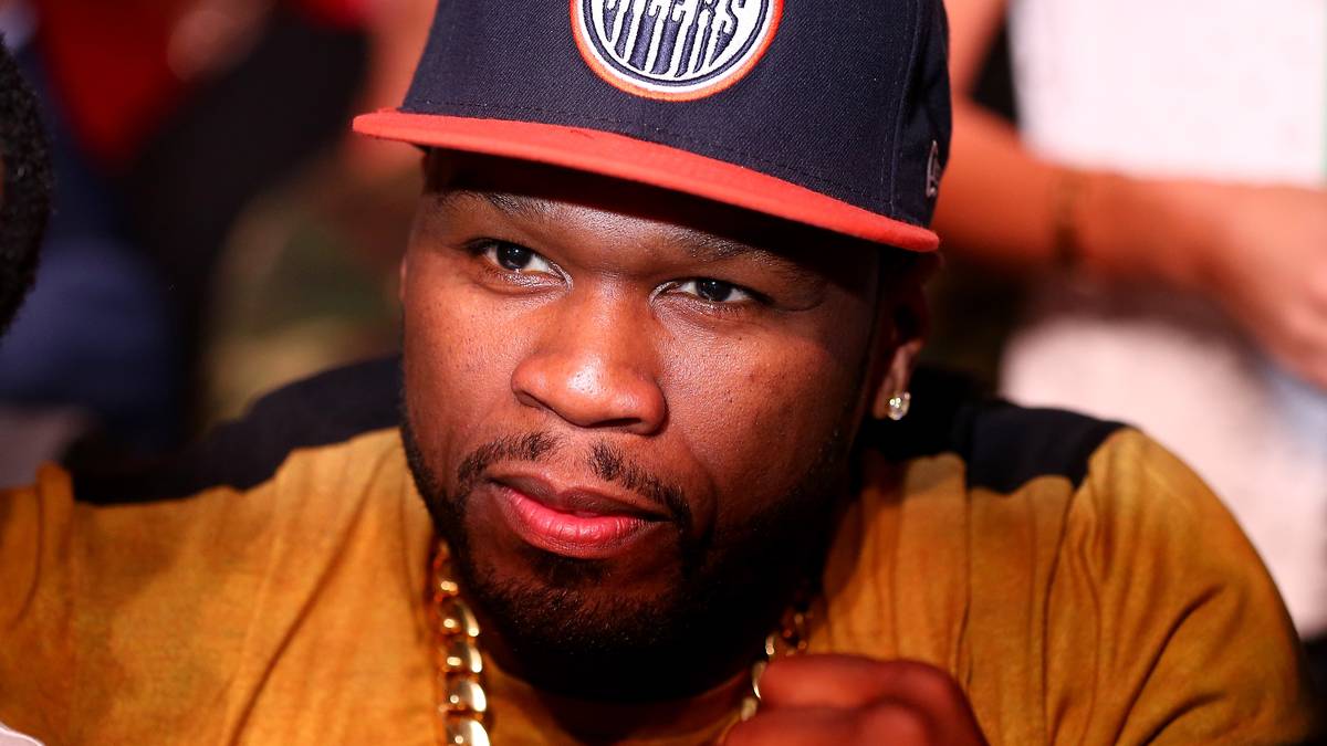Prominenter Besuch: Gangsta-Rapper und Schauspieler 50 Cent wartet gespannt auf den Kampf im Prudential Center von Newark. Hucks Gegner ist der ungeschlagene Pole Krzysztof Glowacki