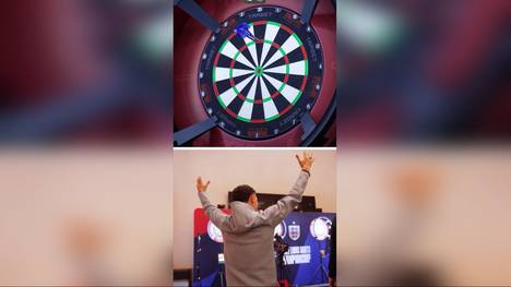Englands Nationalspieler gönnen sich während der Länderspielphase eine kleine Auszeit und duellieren sich an der Dartscheibe. City-Star Phil Foden räumt mit einer 180 ab. 