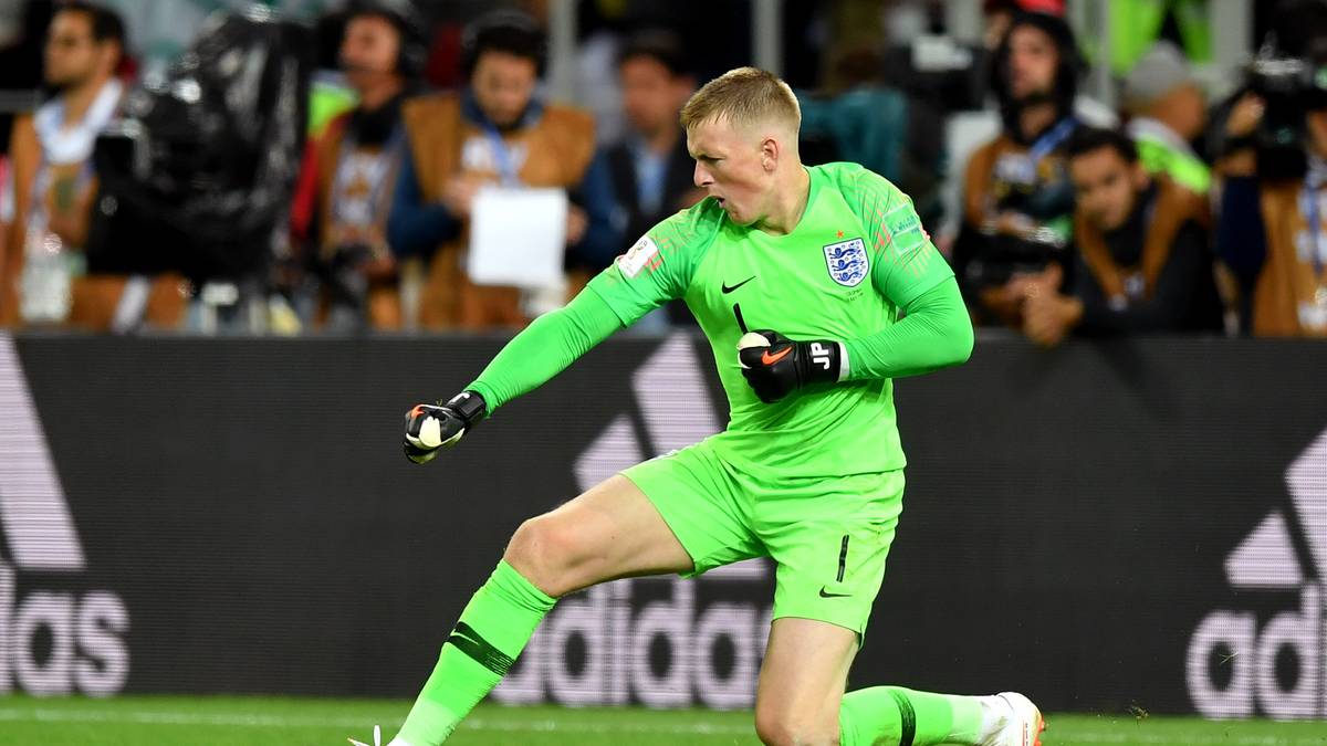 METRO: "England ist im Viertelfinale, nachdem sie ENDLICH ein Elfmeterschießen gewinnen. England gewinnt nach zwölf langen Jahren wieder ein K.o.-Spiel in einem großen Turnier. Jordan Pickford revanchiert sich bei Thibaut Courtois, nachdem ihn dieser für sein Gegentor gegen Belgien kritisierte"