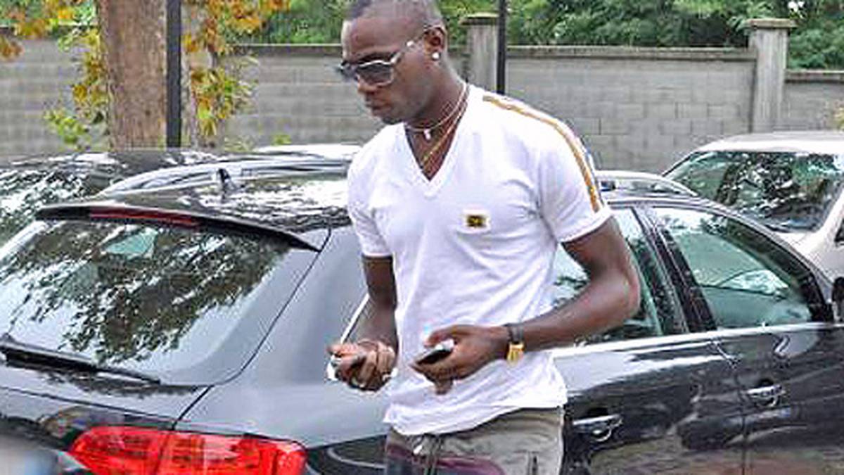 Auch eine unerlaubte Fahrt in ein Frauengfängnis schmückt den Werdegang des Angreifers. Angeblich wollte er eine Prostituierte beglücken. Beim späteren Verhör gibt er an, nicht gewusst zu haben, dafür eine Erlaubnis zu benötigen
                  
                  