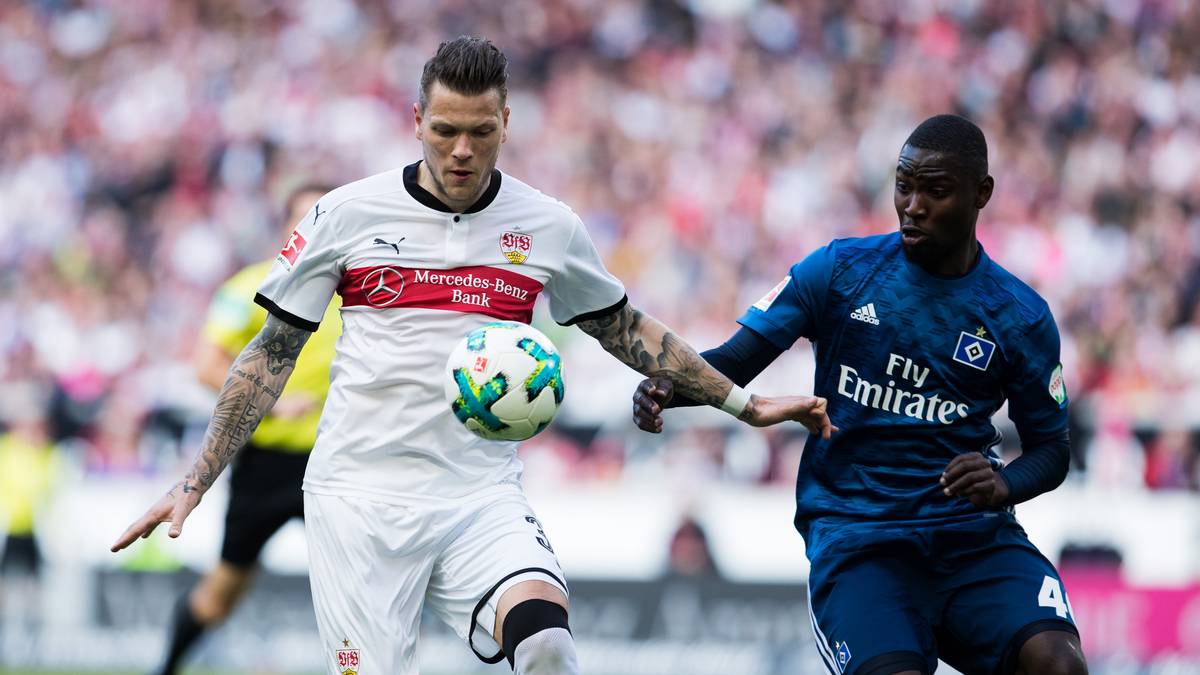 STEPHAN AMBROSIUS (r.), der ebenfalls sein Bundesliga-Debüt feiern durfte. Der 19-jährige Innenverteidiger soll mit Vagnomam dem HSV ein neues, frisches Gesicht verleihen. Deshalb haben die Hanseaten das Abwehrtalent auch mit einem Vertrag bis 2021 ausgestattet