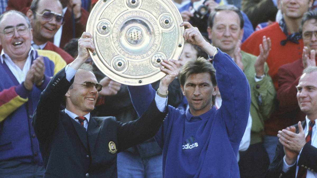 ...doch zuvor sicherte er den Bayern noch die erste Meisterschaft seit 1990. Als Trainer! In der Winterpause entließ Uli Hoeneß Erich Ribbeck, Franz übernahm zusammen mit Klaus Augenthaler als Co, im Mai reckten sie die Meisterschale in die Luft