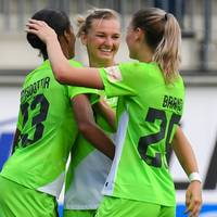 Pokalsieger VfL Wolfsburg ist mit einem souveränen Sieg in die Saison der Frauen-Bundesliga gestartet.