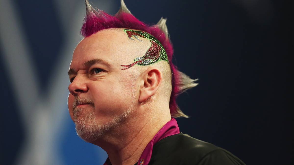 Der verrückteste Vogel unter den Dartspielern ist ohne Zweifel PETER WRIGHT. Schrille Outfits sind das Markenzeichen von "Snakebite". Dieser Spitzname kommt von dem gleichnamigen Lieblingsgetränk des Schotten. Es besteht aus Cider und hellem Bier mit einem Schuss Fruchtsirup