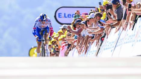 Der deutsche Fahrer Florian Lipowitz hat nach der 13. Etappe bei der Tour de France 2025 nur noch sechs Sekunden Rückstand auf das Podium. Der Dominator bleibt Tadej Pogacar.