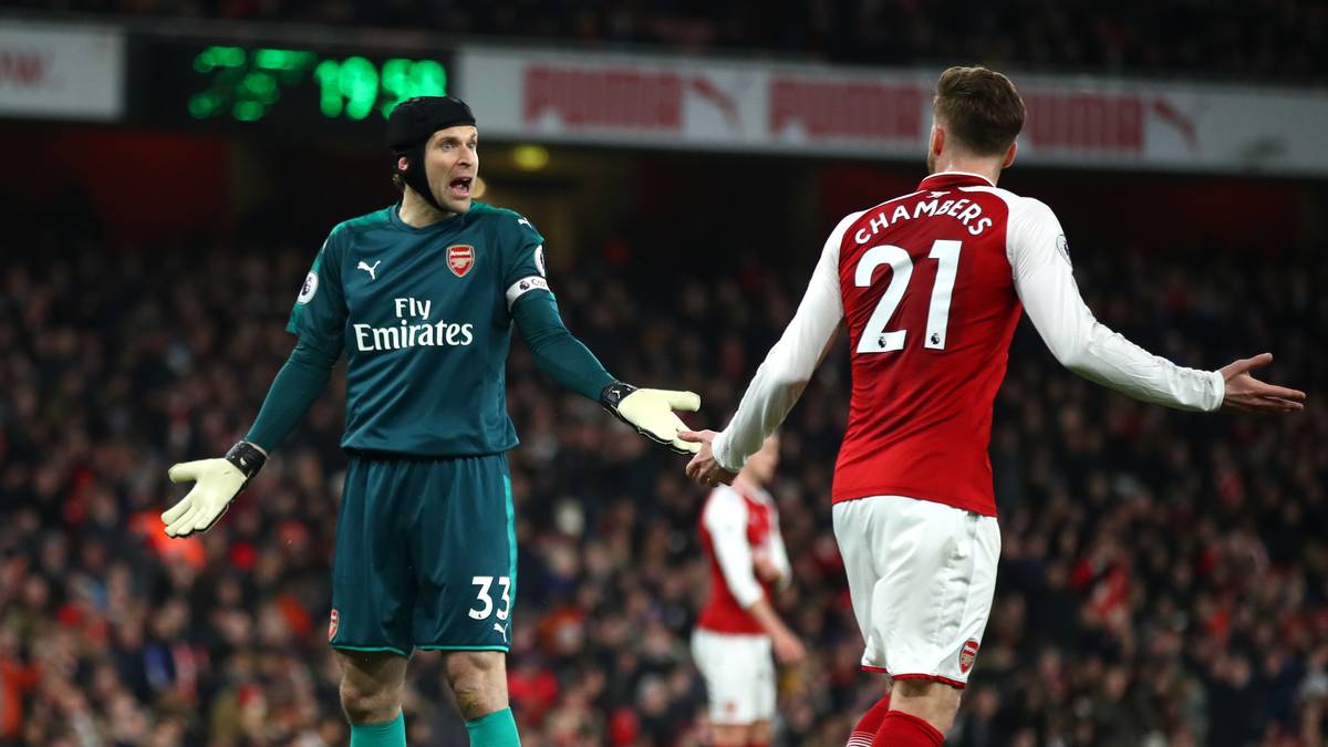 Auch wenn von den Top sechs nur der FC Chelsea weniger Treffer erzielt hat, bleibt die Frage, ob Wenger das Geld nicht besser in die Defensive gesteckt hätte. Denn die 34 Gegentore sind eines Spitzenteams unwürdig, zuletzt musste Petr Cech (l.) gegen Kellerkind Swansea City drei Mal hinter sich greifen