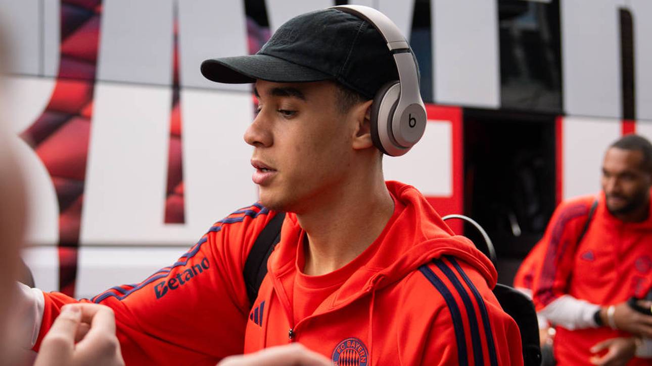 Jamal Musiala geht neben dem Platz einen überraschenden Schritt