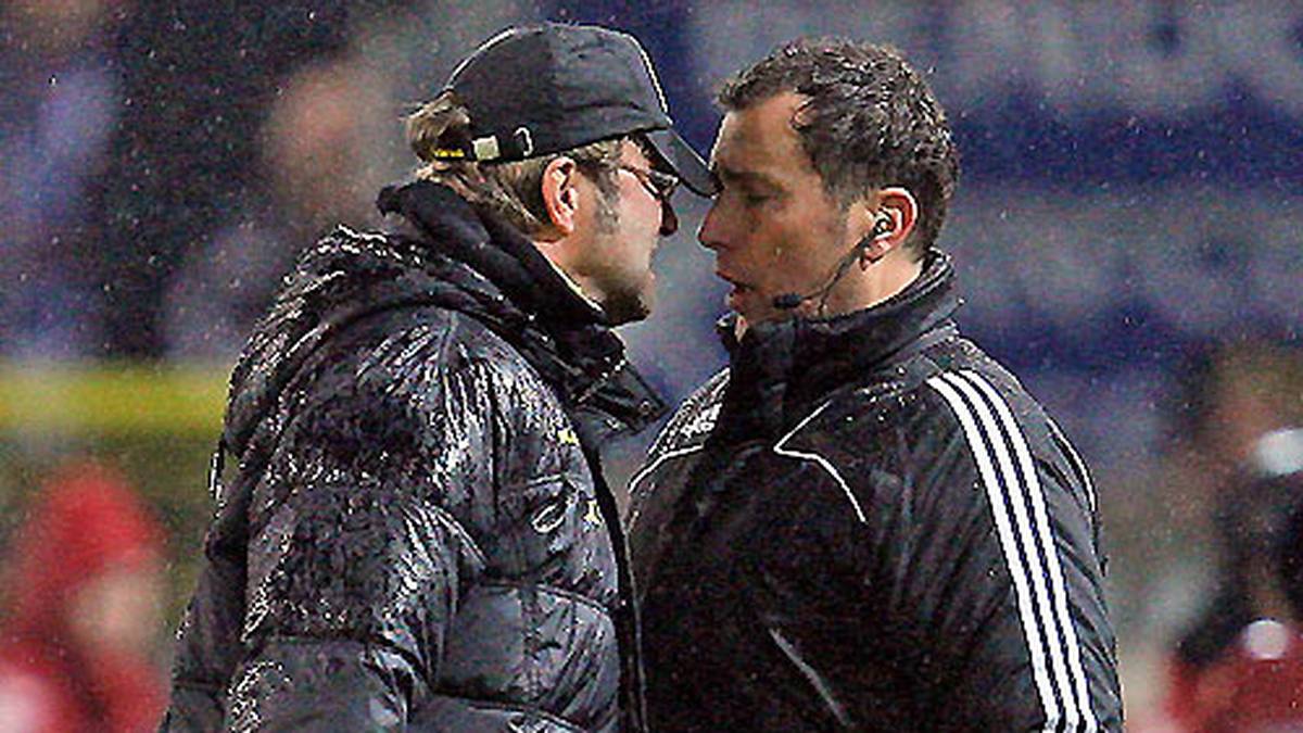 ...aber irgendwie scheint Trautmann von den Annäherungsversuchen des BVB-Trainers nicht begeistert zu sein. Der kommt dem Unparteiischen aber auch gleich so nah, dass der Schirm seiner Mütze die Stirn des Hannoveraners berührt. Das kleine Tete-a-Tete kostet Klopp letztlich 10.000 Euro