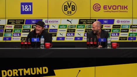 Edin Terzic hat sich die gute Laune vom Wochenende konserviert. Auf der PK am Dienstagvormittag haben sie alle ihren Spaß: Trainer, Pressersprecher und Journalisten.