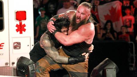 Braun Strowman (r.) und Roman Reigns sorgten bei WWE Monday Night RAW für Kleinholz