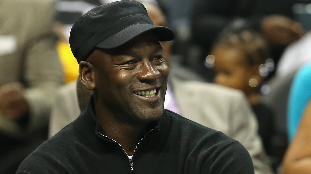PLATZ 1 - MICHAEL JORDAN (1,7 Milliarden Dollar): In seiner 15-jährigen Karriere hat der beste Basketballer aller Zeiten "nur" 93 Millionen Dollar an Gehältern bekommen - das wirkt im Vergleich zu den heutigen Summen nahezu lächerlich. Allein in diesem Jahr erhielt Jordan mehr als 100 Millionen Dollar von Nike. Jordan ist laut Forbes der reichste Sportler aller Zeiten