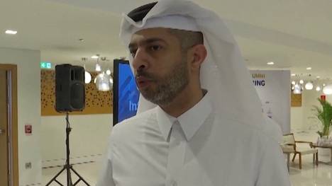 Bei der Fußball-WM in Katar soll ein philippinischer Arbeitsmigrant nach einem Unfall gestorben sein. Auf Nachfrage reagiert Turnier-Boss Nasser Al-Khater sehr gereizt zu dem Thema und versteht den Fokus darauf nicht. 