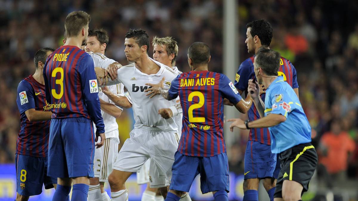 "EL BRUTALICO" - 2011: Clasicos verliefen immer am Rande des Erlaubten. In der Ära Mourinho wurden sie von Mal zu Mal brutaler. Im Finale des spanischen Supercups eskalierte das Duell der Supermächte und kam einem Wrestling-Kampf ziemlich nahe