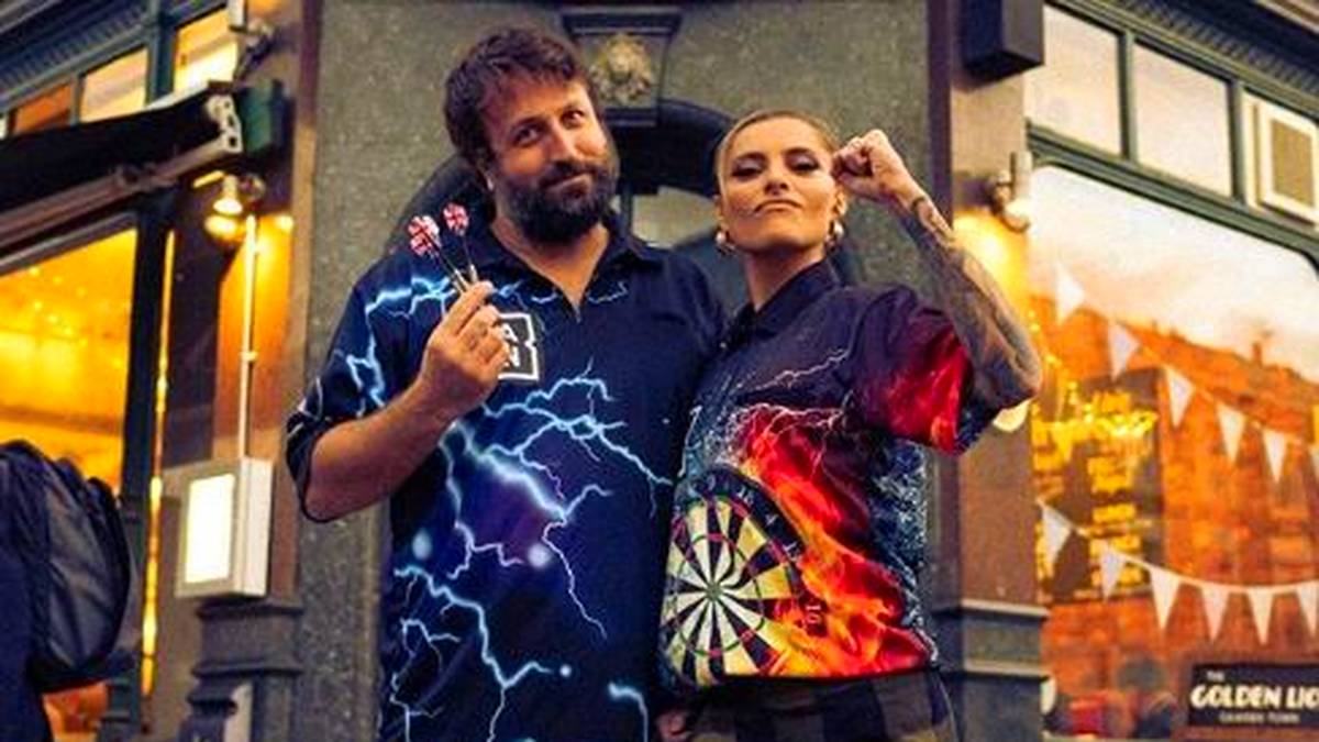 Nanu, ist das nicht die Sophia Thomalla? Tatsächlich ist die Schauspielerin nach einer DAZN-Einladung gemeinsam mit Star-Fotograf Paul Ripke (l.) nach London gereist. Dort stellte sie ihr Darts-Talent in einem Pub sogar selbst auf die Probe - doch am meisten freute sie sich auf die "Happy Hour" dort