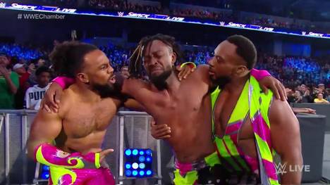 Kofi Kingston (M., mit Xavier Woods und Big E) wurde bei SmackDown spektakulär in Szene gesetzt