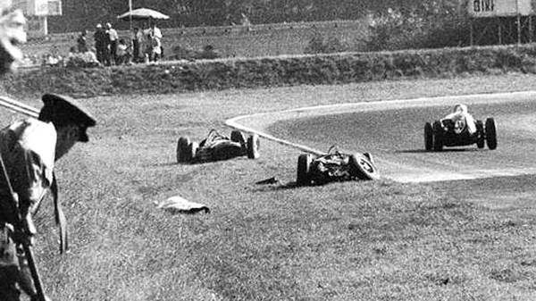 Wolfgang Graf Berghe von Trips ist 1961 der erste deutsche Pilot, der in der Königsklasse tödlich verunglückt. Der Ferrari-Fahrer stirbt im Alter von 33 Jahren nach einer Kollision mit Jim Clark in Monza