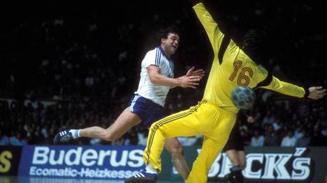 Frank Michael Wahl (l.) in einem Handball-Länderspiel für die DDR 1978