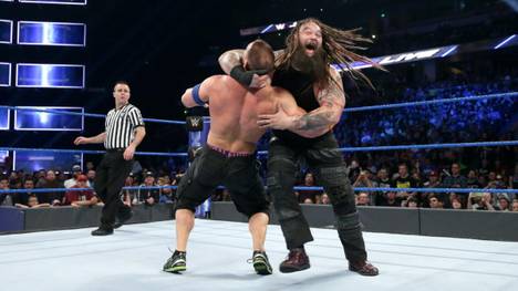 Bray Wyatt (r.) traf im Hauptkampf von WWE SmackDown Live auf John Cena (l.) und AJ Styles