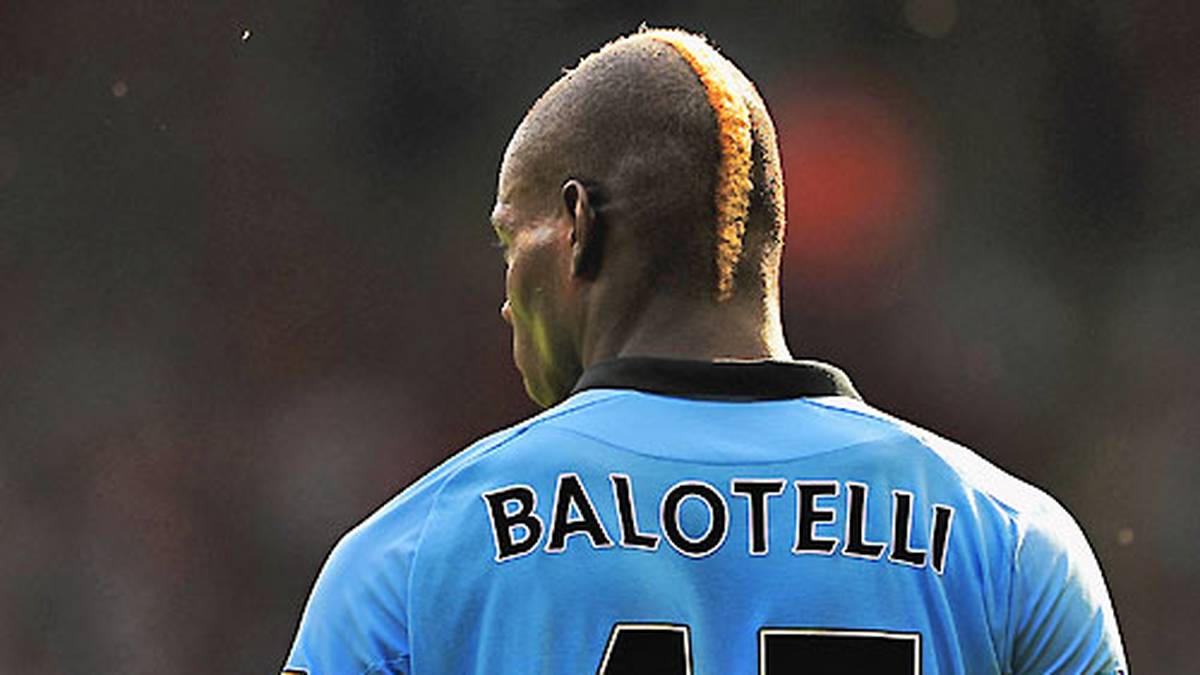 Besondere Vorsicht gilt, wenn Balotelli sich langweilt. Als er nichts Besseres auf seiner Agenda hat, bewirft der Angreifer City-Jugendspieler mit Dartpfeilen
                  
                  