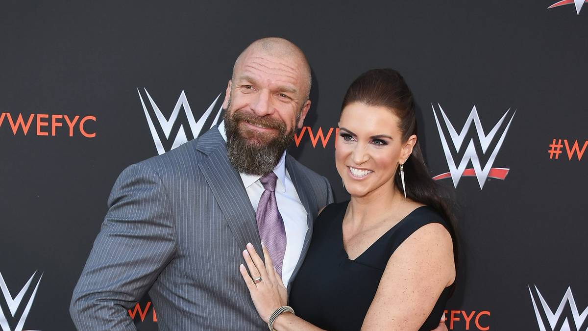 Nicht zu vergessen auch: Die Ehe von TRIPLE H alias Paul Levesque und STEPHANIE MCMAHON, Tochter von Firmenchef Vince. Die beiden sind seit 2003 verheiratet, sitzen gemeinsam im Vorstand und dürften die Erben des McMahon-Imperiums werden