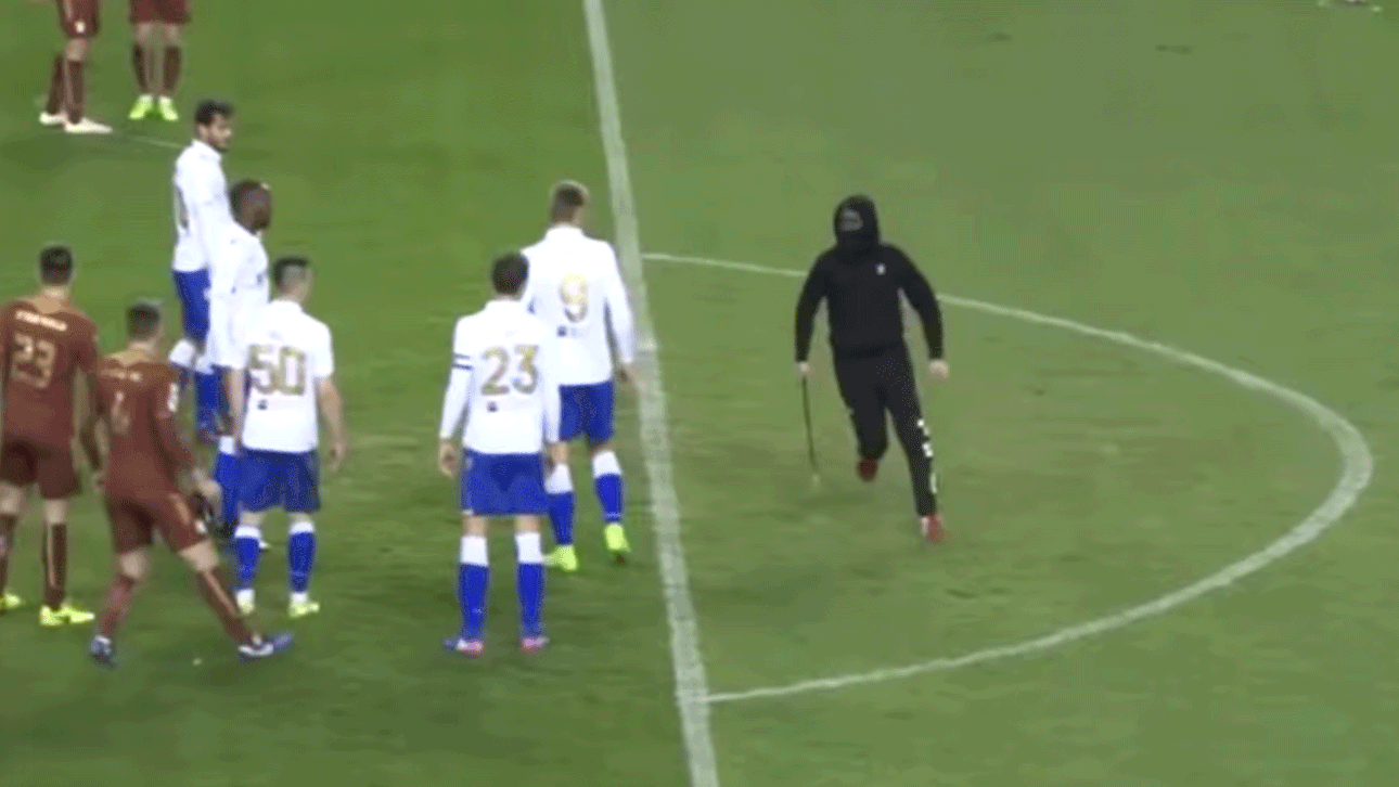 Hooligan jagt Schiri mit Eisenstange