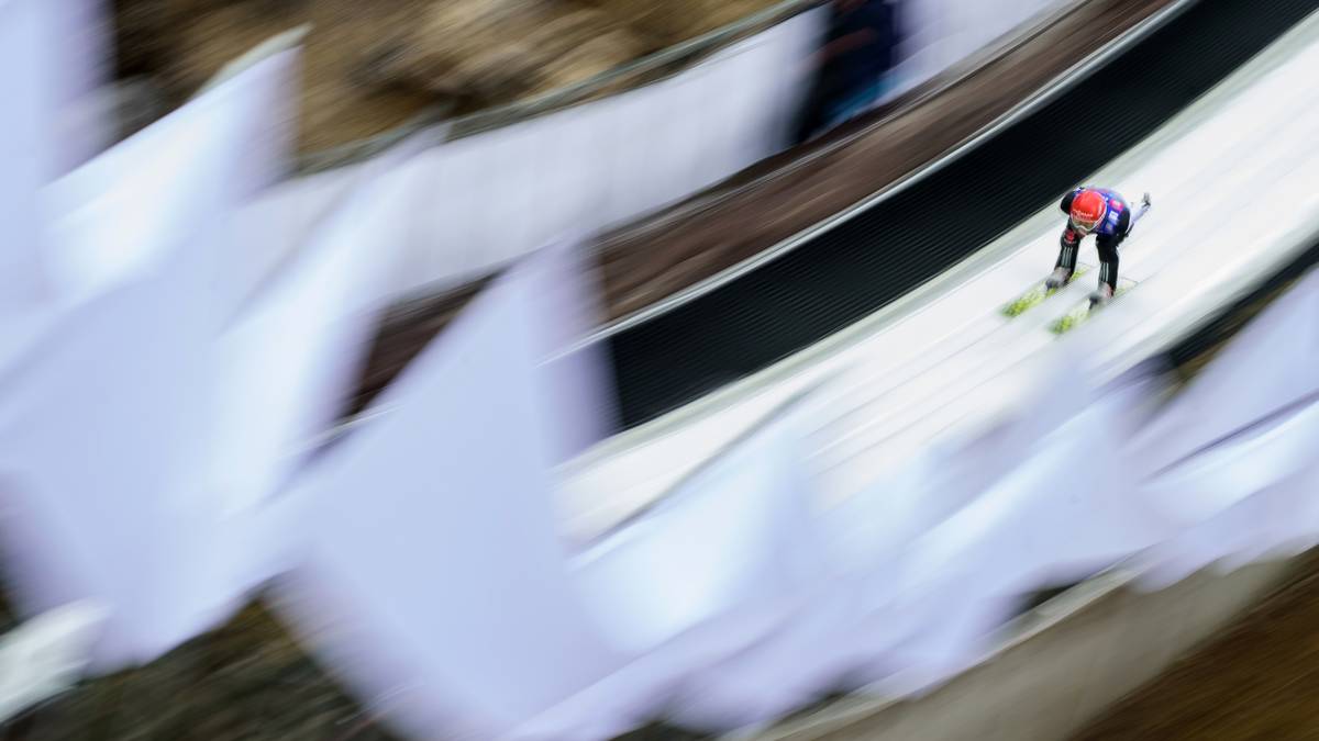 Bereits bei der vergangenen Tournee zeigte Eisenbichler, dass mit ihm zu rechnen ist. Der Bundespolizist belegte den siebten Platz. Zudem wurde er in diesem Jahr Weltmeister mit dem Mixed-Team und WM-Dritter auf der Normalschanze. Auf der Flugschanze von Planica stellte er mit 248 Metern sogar einen neuen deutschen Weitenrekord auf