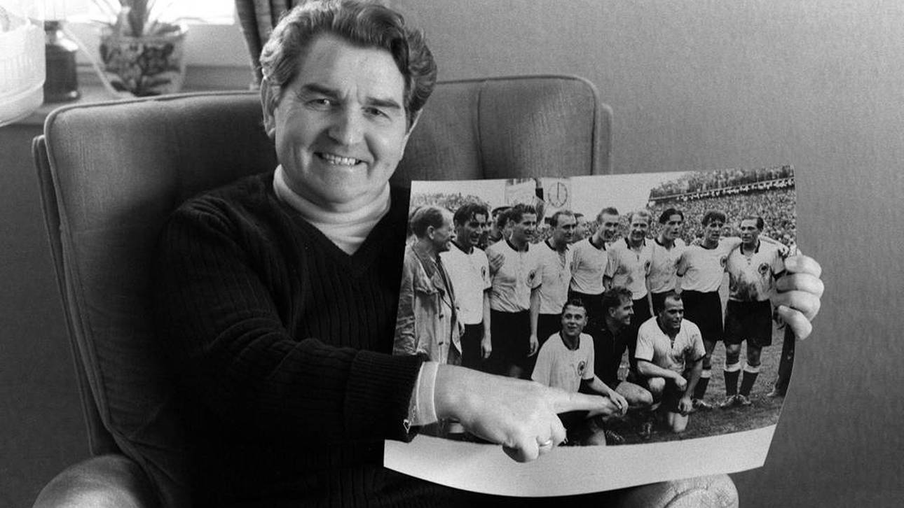 Toni Turek mit einem Erinnerungsfoto um seinem 60. Geburtstag 1979