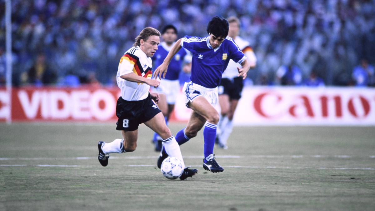 Thomas Häßler schießt Deutschland mit seinem Tor gegen Wales erst zur WM in Italien. Dort ist er eine feste Größe und spielt auch im Finale gegen Argentinien durch