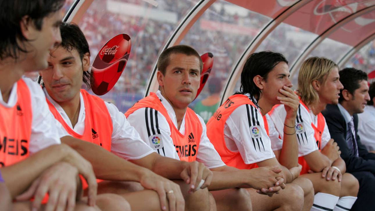 Michael Owen neben Fernando Morientes auf der Real-Bank