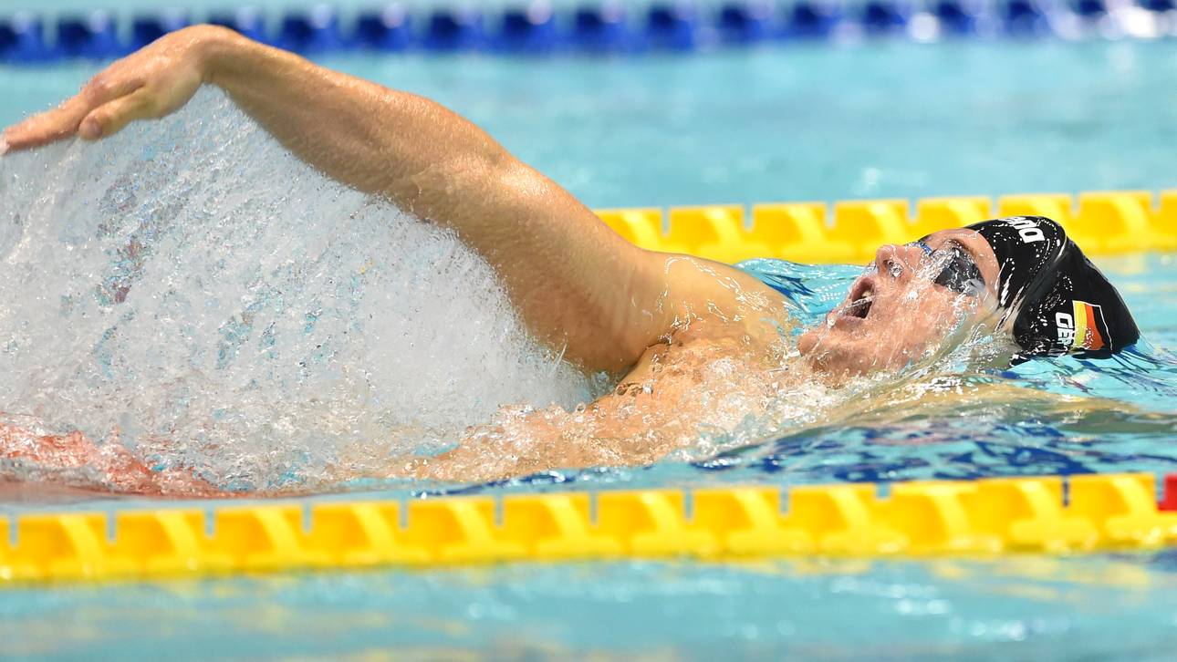 Diener schwimmt ins Rücken-Finale