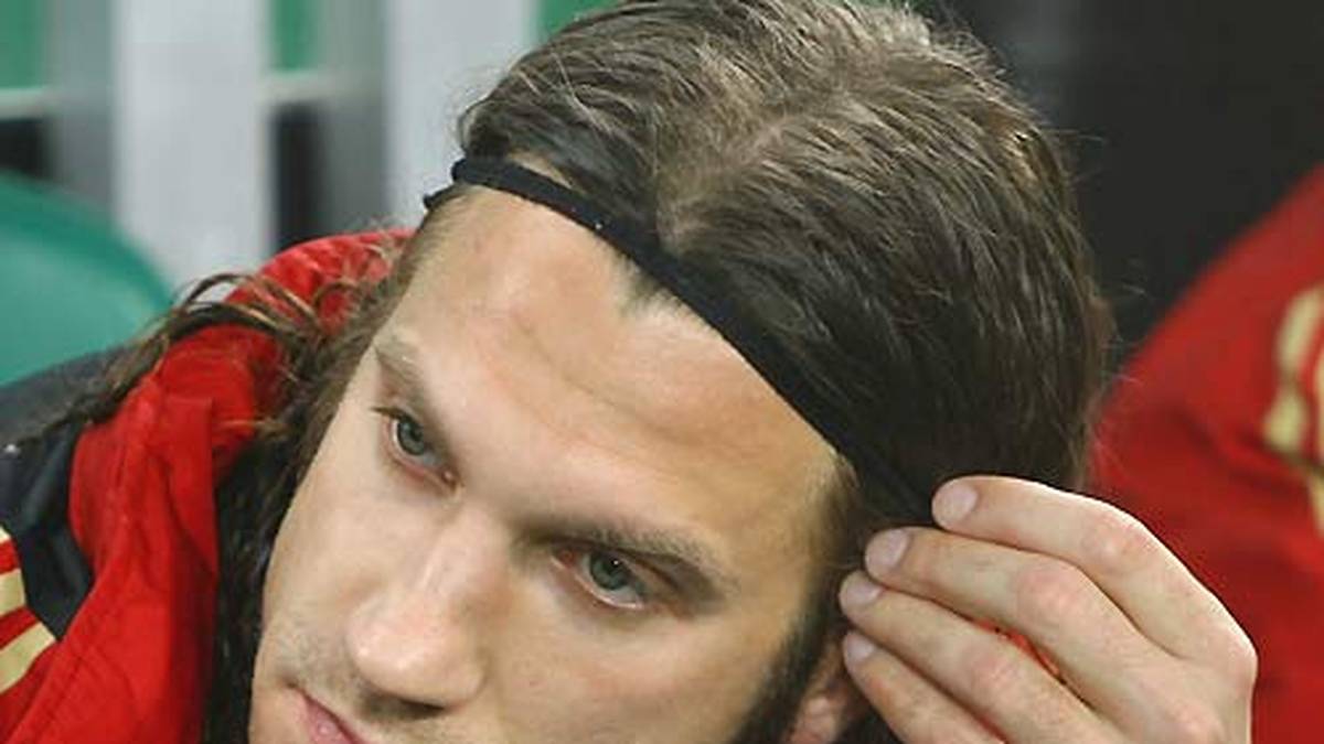 Sein Kumpel Ballack nutzt die Degradierung von Frings zur öffentlichen Kritik an Löw, auch Frings äußert sich enttäuscht - erst recht nachdem er im anschließenden Spiel gegen Wales 90 Minuten auf der Bank schmort