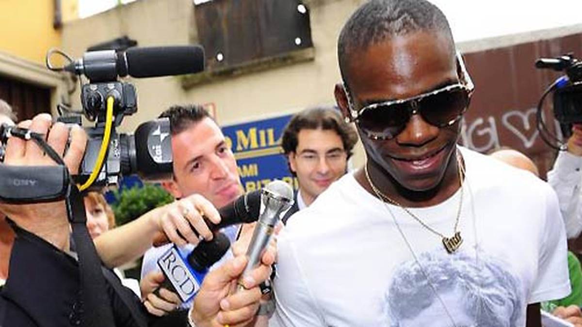 Dass sich die Klatsch-Presse nach solchen Geschichten die Finger leckt, ist völlig klar
                  
                  