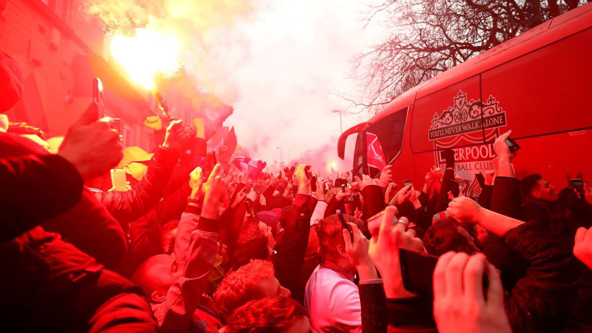 Heißer Empfang für Manchester City an der Anfield Road: Die Fans der Reds zünden jede Menge Pyro, als der Mannschaftsbus der Gäste in Stadionnähe ist
