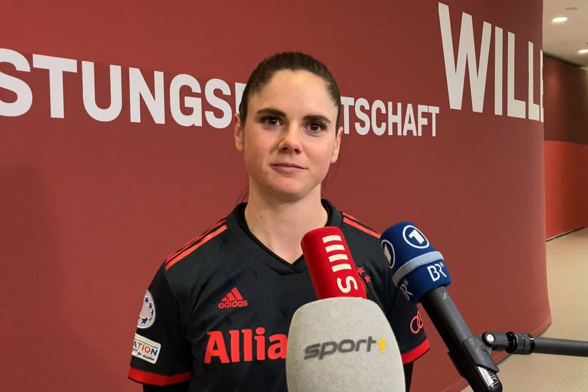 Nach dem 3:1-Heimsieg des FC Bayern gegen Barcelona vor 24.000 Zuschauern in der Allianz Arena bewertet Sarah Zadrazil die Entwicklung nach dem EM-Hype sehr positiv und möchte für die nächste Generation Türen öffnen. 