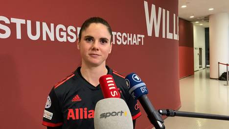 Nach dem 3:1-Heimsieg des FC Bayern gegen Barcelona vor 24.000 Zuschauern in der Allianz Arena bewertet Sarah Zadrazil die Entwicklung nach dem EM-Hype sehr positiv und möchte für die nächste Generation Türen öffnen. 