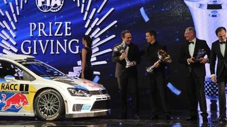 Sebastien Ogier und Volkswagen nahmen in Doha die WM-Pokale entgegen