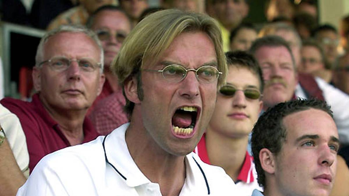 MÄRZ 2007: Seine bisher höchste Strafe muss Klopp im Übrigen noch als Mainzer Trainer berappen: Für die Worte "Du Idiot" in Richtung von Schiedsrichter Thorsten Kinhöfer werden 12.500 Euro fällig. Auch mit der Tribünen-Perspektive macht er schon in Mainz Bekanntschaft, zeigt aber auch von dort aus volles Engagement in Sachen Gestik und Mimik