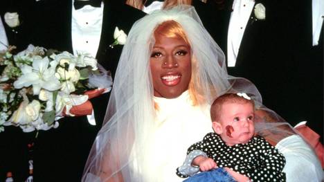 Dennis Rodman ließ sich 1996 im Hochzeitskleid ablichten