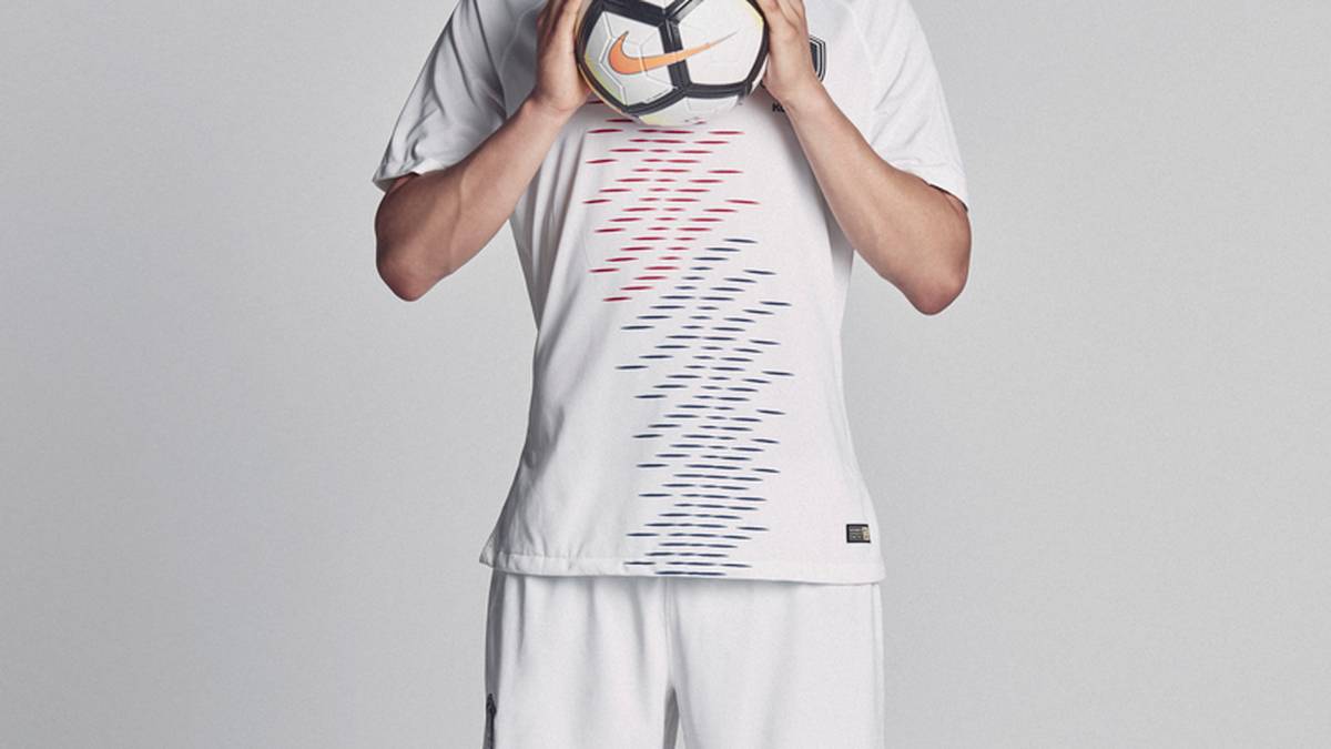 Deutlich futuristischer ist da schon das zweite Jersey. Auf den weißen Grundton sind auf der Brust Farbstreifen in den Nationalfarben Rot und Blau aufgedruckt