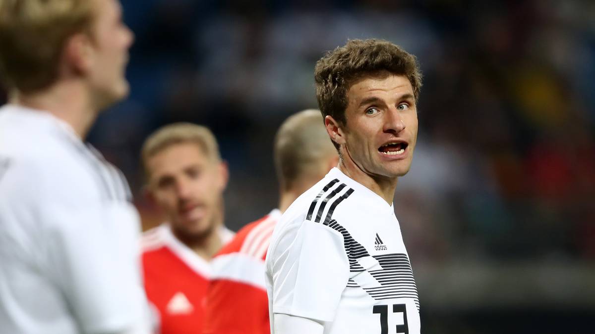 THOMAS MÜLLER (ab 73.): Der Ur-Bayer und DFB-Routinier (am Vortag noch von Löw gelobt), kam nur von der Bank. Müller mühte sich und legte gut mit der Hacke auf Brandt ab (88.). Muss sich zukünftig arg strecken für den Stammplatz. SPORT1-Note: 3,5