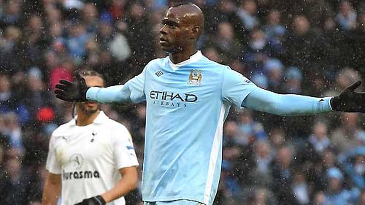Balotelli nutzt auch schon mal ein Taxi als Navi: Weil er Angst hat, sich auf dem Weg von Manchester zu einem Termin mit seinem Berater im Haus von Fulham-Teammanager Martin Jol in London zu verfahren, lässt der City-Star einen Taxifahrer vor seinem Maserati herfahren. Dieser muss vor dem Haus warten und dem Italiener auch den Weg zurückweisen. Kosten für die irre Aktion: 400 Pfund pro Richtung, also insgesamt rund 1000 Euro
                  
                  