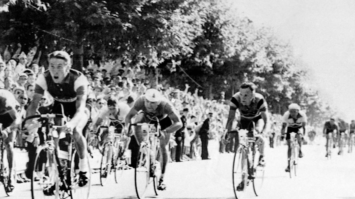 Es wäre allerdings zu einfach, ihn nur auf seine Zeitfahrfähigkeiten zu reduzieren. Zwar holte er sich da die wichtigen Siege, aber er war auch in der Lage, in den Bergen mit den Spezialisten mitzuhalten und so seinen Vorsprung zu bewahren