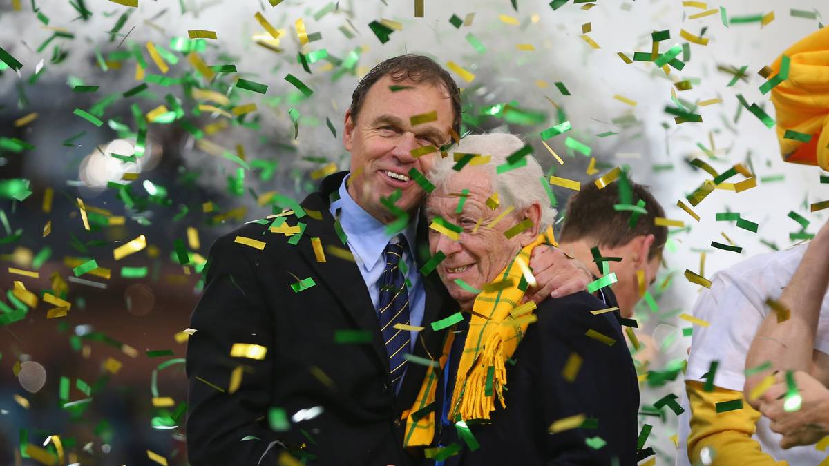 HOLGER OSIECK: Bereits seine erste Trainerstation führte Osieck 1978 nach Kanada. Anschließend machte er Station bei Fenerbahçe Istanbul, den Urawa Red Diamonds, Kocaelispor und ging zurück nach Kanada. Nachdem er 2008 erneut die Urawa Red Diamonds betreute, führte sein Weg nach Australien. Mit den "Socceroos" qualifizierte sich Osieck für die WM 2014